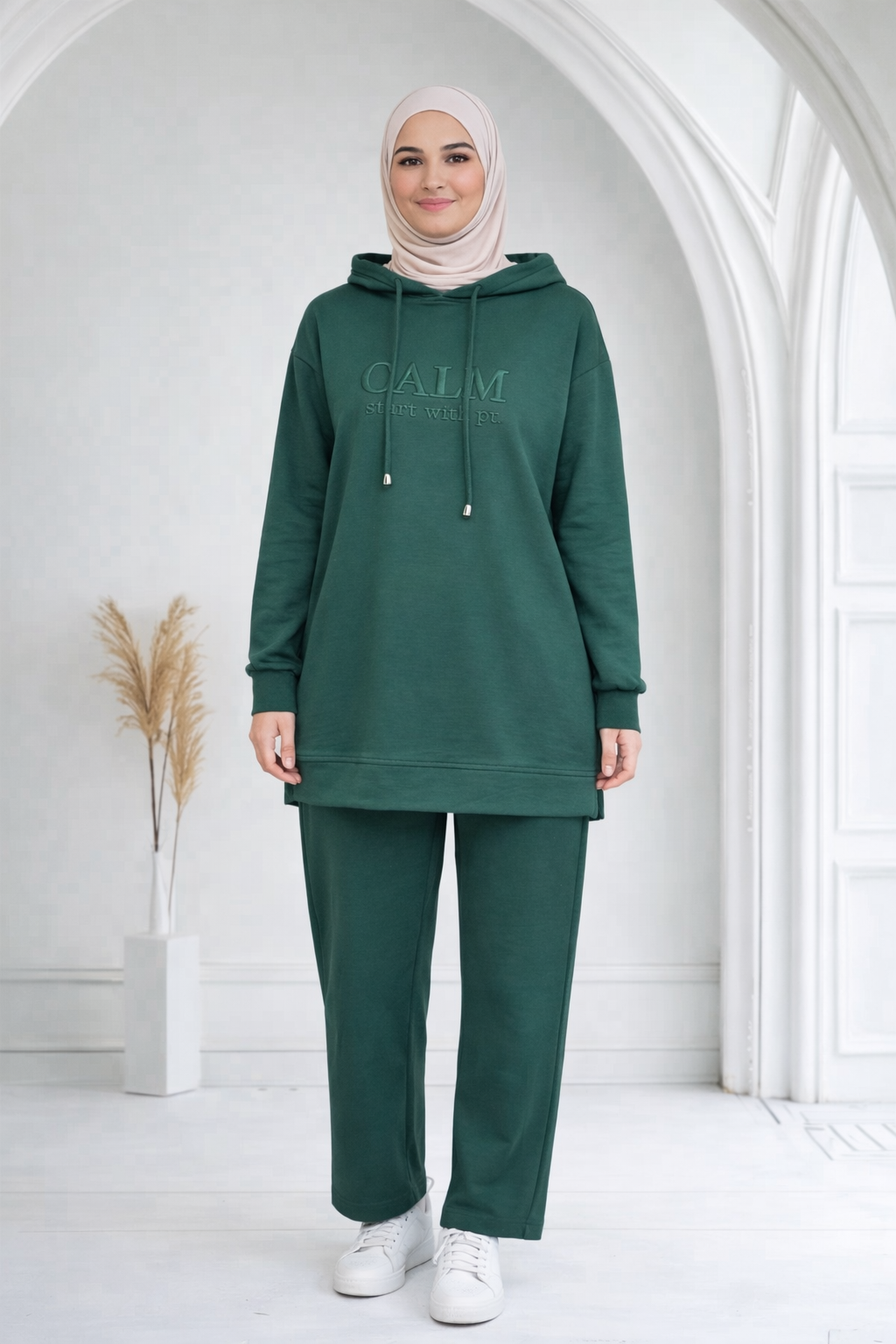 Luxe Comfort Tracksuit Set. طقم نسائي رياضي بلون بني او أخضر  مع هودي  وبنطال واسع