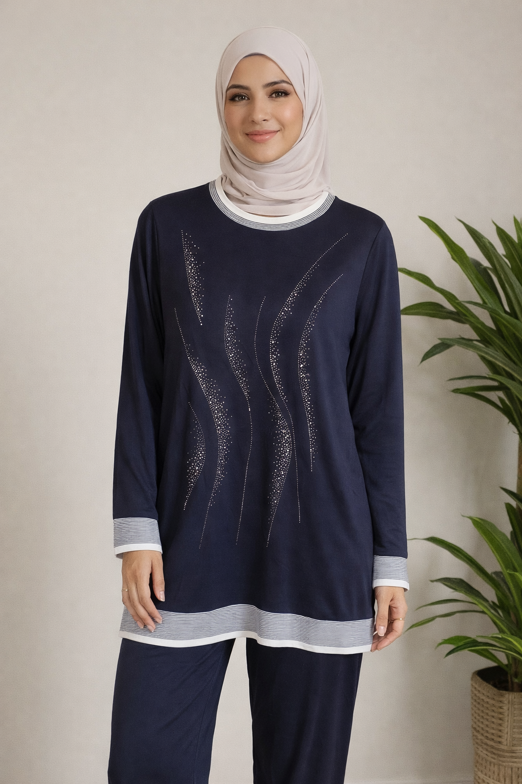 طقم سبور أنيق مزين بكريستال. Tunic and pant set