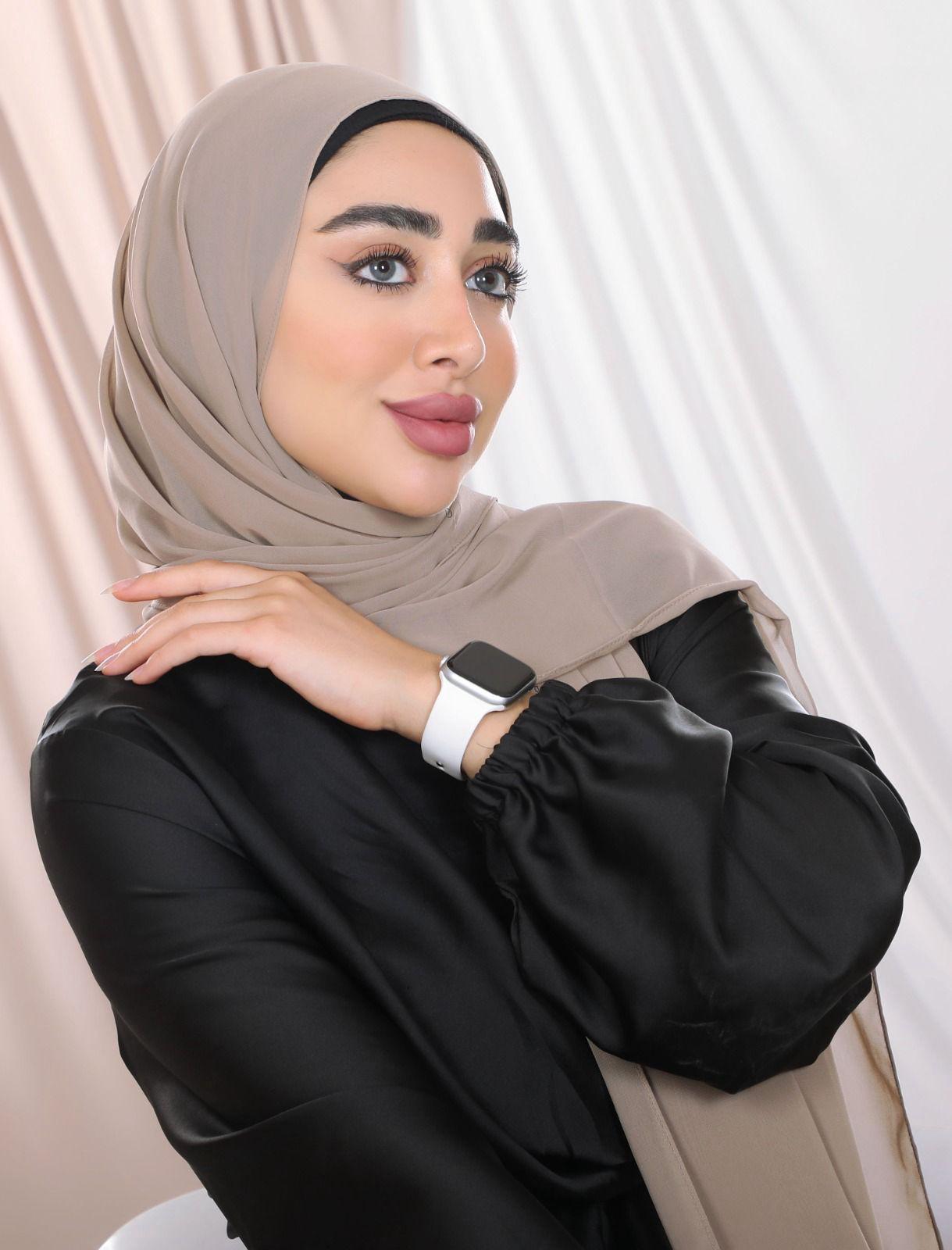 Crêpe scarf with built-in elastic