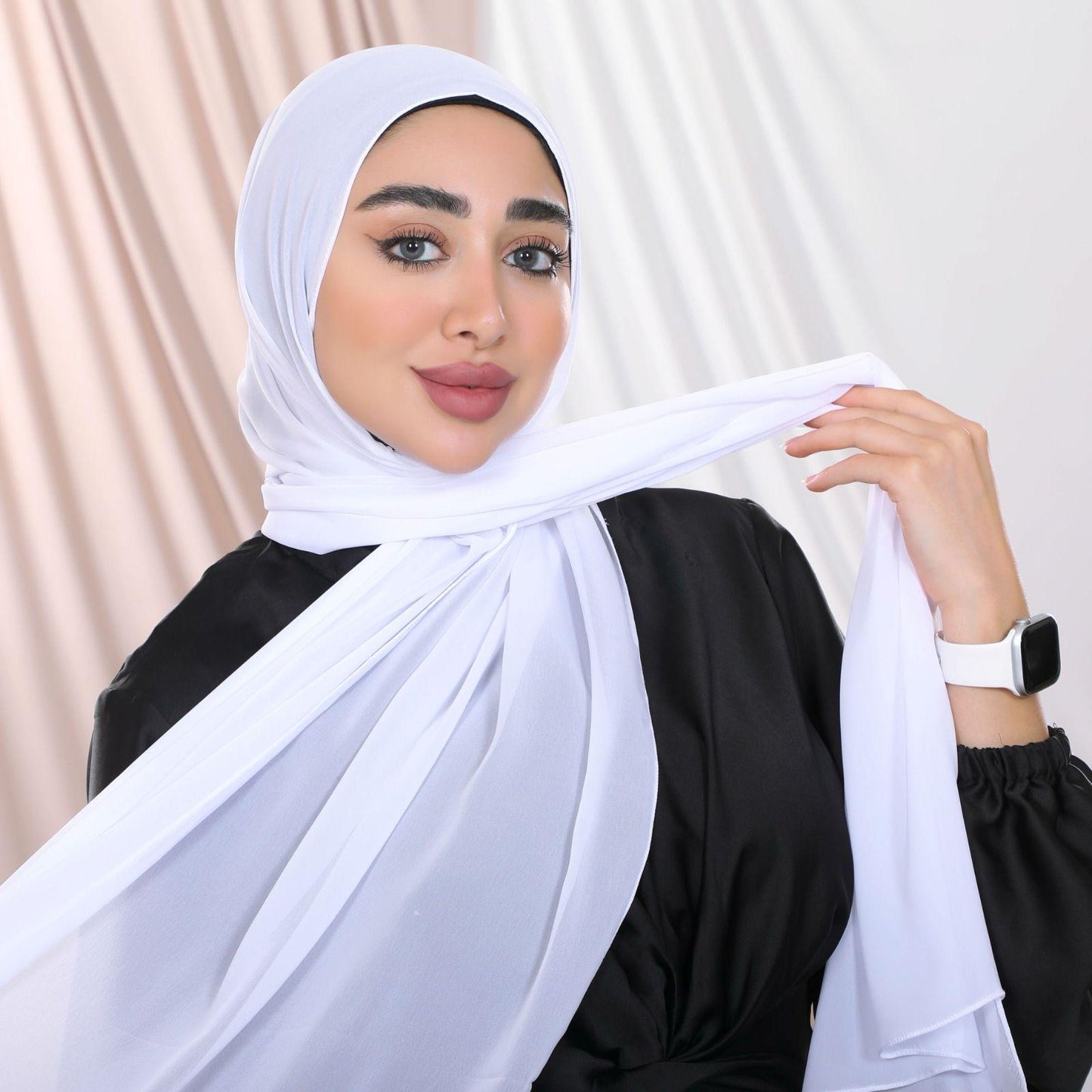 Crêpe scarf with built-in elastic