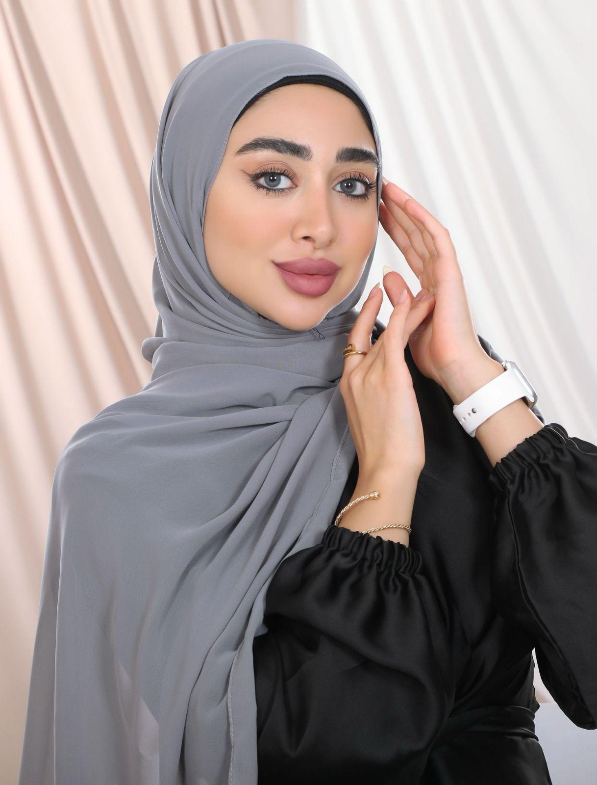 Crêpe scarf with built-in elastic