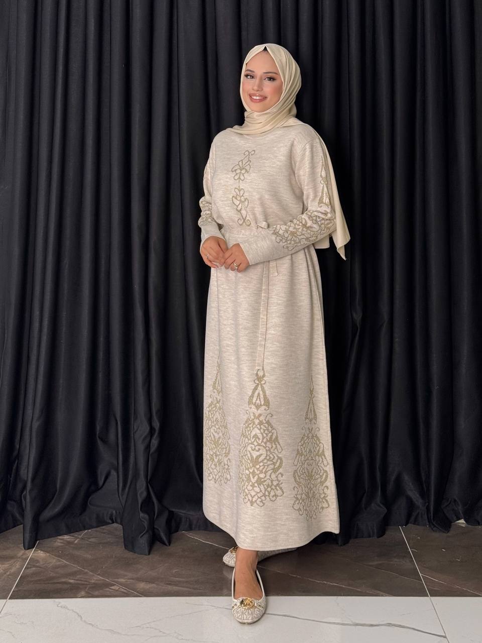 فستان صوف مع حزام ناعم. Knitted dress with belt
